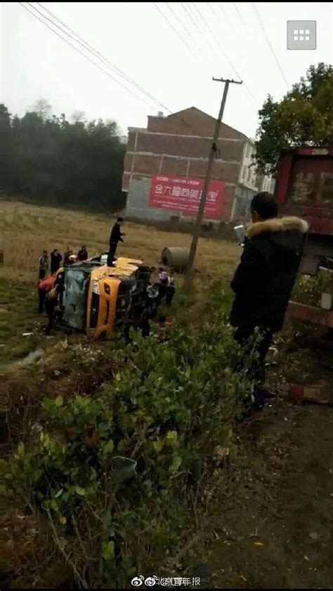 长沙宁乡校车被货车撞致侧翻 1名学生死亡16人伤_手机凤凰网