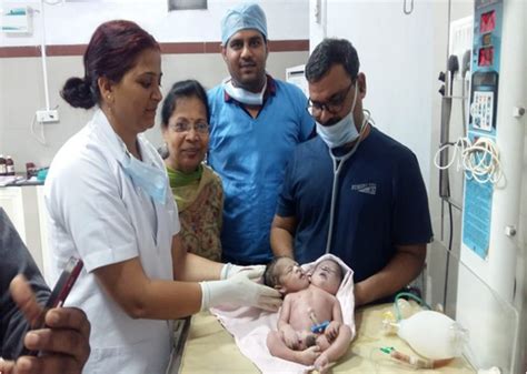 罕见！印度一女子生下“两头三手”男婴，曾被超声波检测怀双胞胎