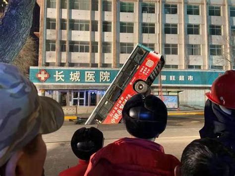 西宁南大街路面坍塌事故失联人员上升为10人 - 丝路中国 - 中国网