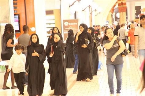 卡塔尔的女人穿什么服装-528时尚网