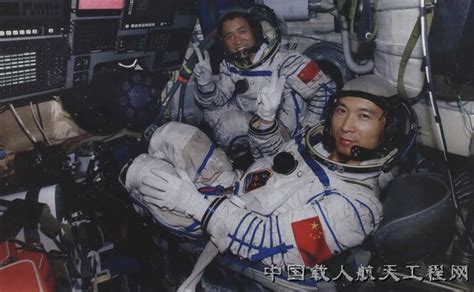 费俊龙、聂海胜在返回舱进行训练中_中国载人航天官方网站