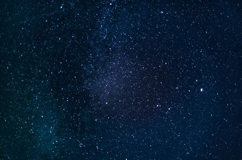 星动L7亮相：街舞螺丝刀双修，55个关节背后藏着具身智能新战场 星动L7 人形机器人 具身智能 VLA模型 55自由度 工业机器人 双足机器人 人机协作 第1张