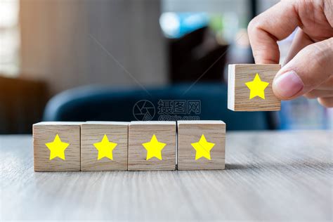 估值客户拿着带有五星符号的木块客户评论反馈级排名和服务理念营销投票高清图片下载-正版图片307993392-摄图网