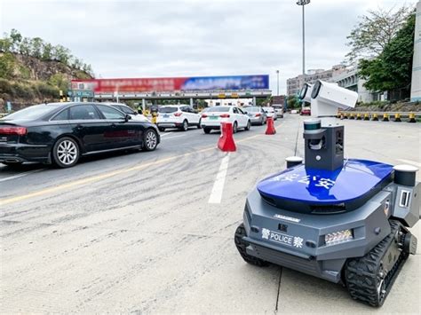 机器人警察编队 首次加入春运安保工作的新力量 - 小康聚焦 - 华夏小康网