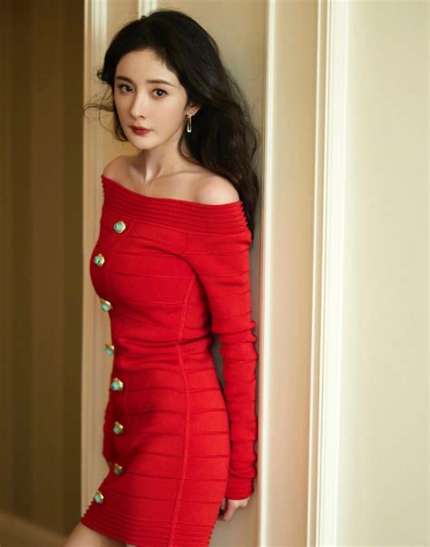 杨幂魅惑红裙露肩颈锁骨，高贵冷艳，复古优雅
