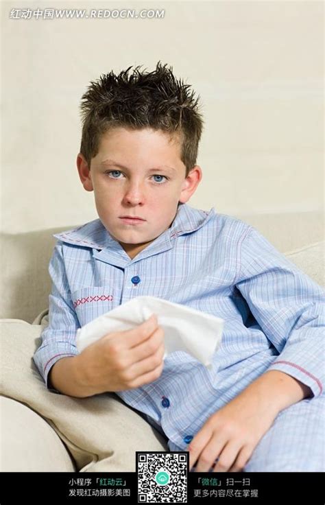 一位小学生看到了卖纸巾的男孩，做法不禁令人点赞-直播吧