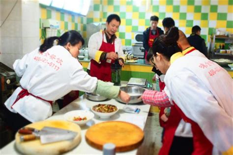 饮食服务中心开展第二期暑期厨师技能培训