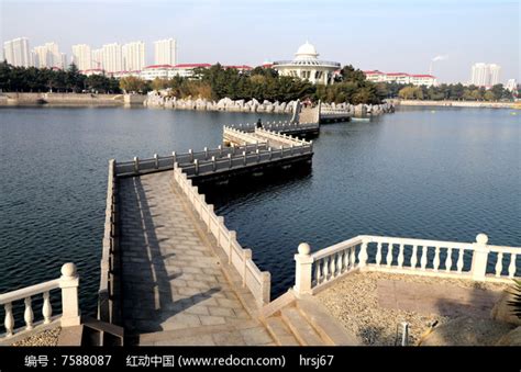 人工湖里的小石桥高清图片下载_红动中国