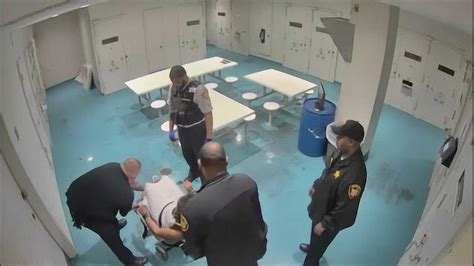 女囚被4男狱警紧急带进审讯室，2秒后太可怕了，疯狂一幕被拍下！_腾讯视频