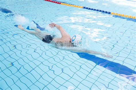 游泳运动员跳进泳池图片-女游泳运动员跳水瞬间素材-高清图片-摄影照片-寻图免费打包下载