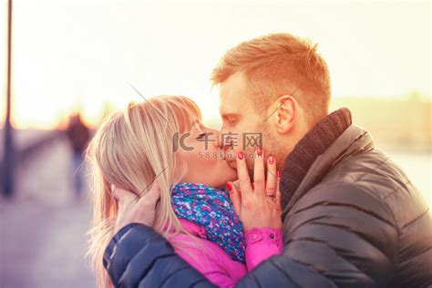 接吻的欧洲情侣高清摄影大图-千库网