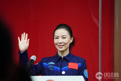 “因为热爱，所以执着”中国女航天员首次出舱 完成多项技术验证 - 周到上海