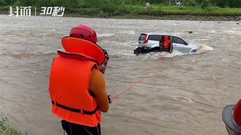 30秒丨男子驾车过桥被冲进河里 消防员横渡河流救他上岸_凤凰网视频_凤凰网