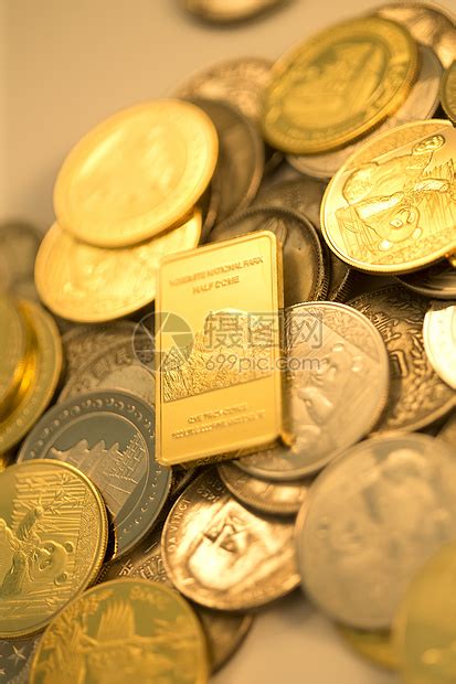 家庭理财黄金财富金币和金条高清图片下载-正版图片501984518-摄图网