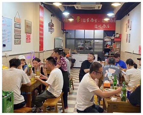天津这家20多年的小菜馆,大油饼和锅贴是一绝,饭点坐满人|锅贴|油饼|菜馆_新浪新闻
