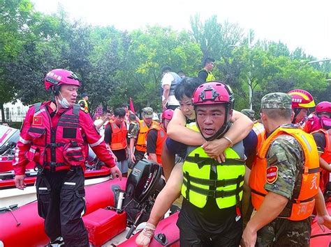 8月3日，河北省涿州市防汛形势严峻，四位七旬老人被洪水围困在二楼阳台，正在此参与应急救援工作的郓城闪电救援队队员搭建绳梯成功施救。