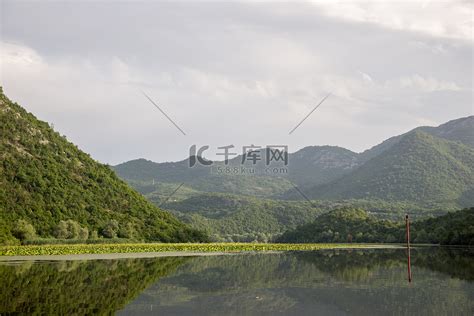 黑山 Crno Jezero 全景。草原湖泊高清摄影大图-千库网