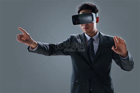 办公室里戴虚拟现实眼镜的商人高清图片下载-正版图片505329343-摄图网