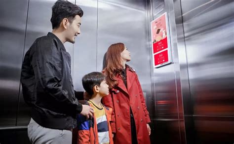 电梯扶梯广告牌海报设计预览样机模板 Rolling Stairs Mock-up – 设计小咖