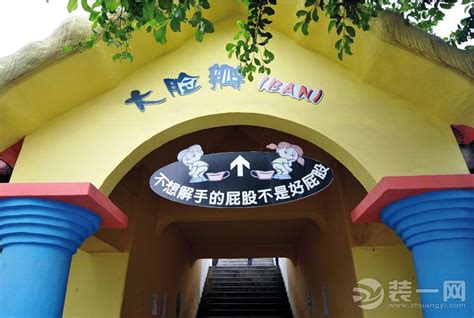 重庆一景区出现“秋千厕所”，员工：为吸引游客，还有鱼缸厕所_重庆一景区设“秋千厕所”_小镇_旅游