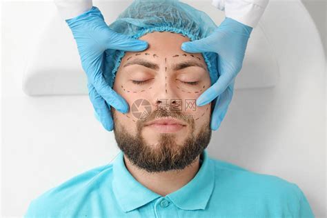 整形外科医生准备在人脸上进行手术高清摄影大图-千库网
