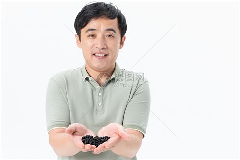 中年男性吃黑豆高清图片下载-正版图片501378638-摄图网