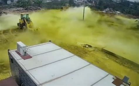 浓烈刺鼻！柳州一地出现黄绿色不明气体泄漏，有人当场中毒昏迷_凤凰网