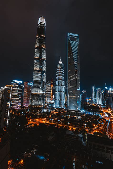 上海：仰视陆家嘴“三件套” 景象壮观-人民图片网