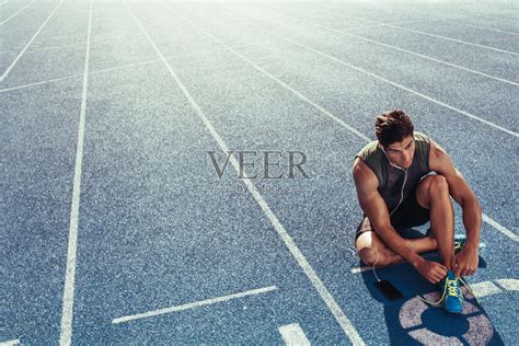 短跑运动员在跑道上奔跑照片摄影图片_ID:300456048-Veer图库
