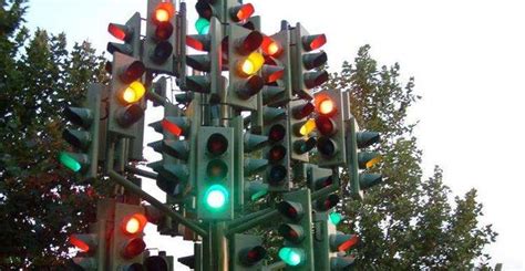 统一取消红绿灯读秒器！究竟是更安全了还是更危险了？|红绿灯|读秒器|路口_新浪新闻