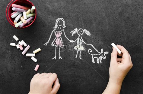 孩子与单身母亲一起画粉笔大学孤独高清图片下载-正版图片307748523-摄图网