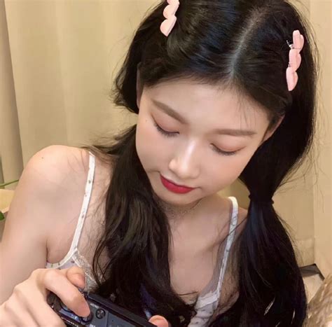 带发卡的甜美女生头像