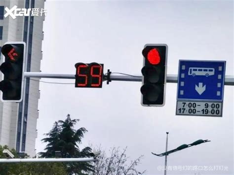 路口两个红灯可以直接右转吗-有驾