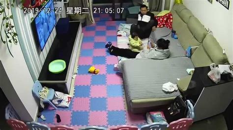 黑客破解家庭摄像系统，发现一女子在客厅当着孩子面，做出这种事情！