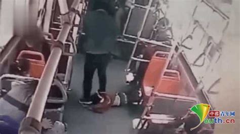 21岁男子公交上殴打7岁男童被拘留 警方：符合从重处罚规定_新闻频道_中国青年网