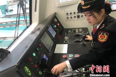 暖“心”闻：高颜值地铁女司机用平安守护最美风景_凤凰陕西
