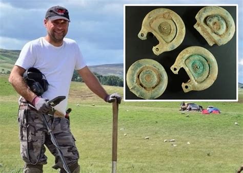 英国男子到苏格兰的皮布尔斯寻宝意外发现多件青铜时代文物 包括一副完整鞍具 - 神秘的地球 科学|自然|地理|探索