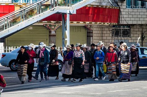 八廓街：拉萨最著名的朝圣路，现在怎么成了“网红旅拍”一条街？