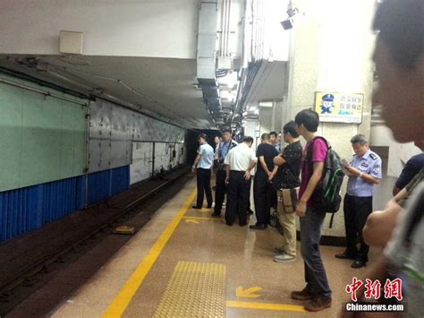 北京地铁2号线发生两起乘客落入站台事件 | 氧分子网