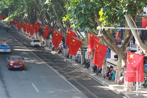 红旗飘扬迎国庆 满城尽是“中国红”_高平市人民政府网