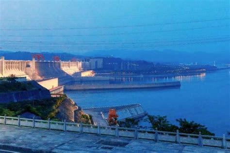 行驶在湖北宜昌长江三峡西陵峡江段的旅游船—高清视频下载、购买_视觉中国视频素材中心
