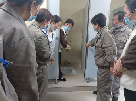 物业服务中心开展卫生间保洁培训-中国地质大学后勤保障部