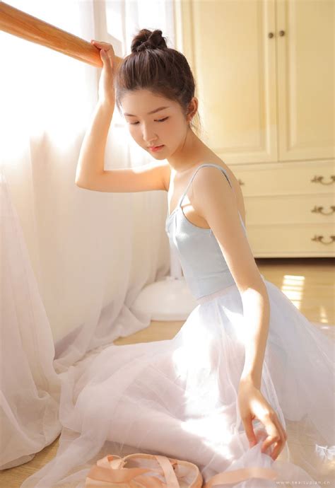 跳芭蕾舞的美女姿态优美气质优雅写真图片_配图网