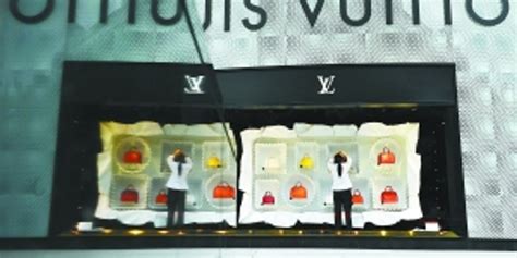 Louis Vuitton最近开了一家低调的旗舰店，门头只采用水泥板和白色隔断 – 米尚丽零售设计网-店面设计丨办公室设计丨餐厅设计丨SI设计 ...