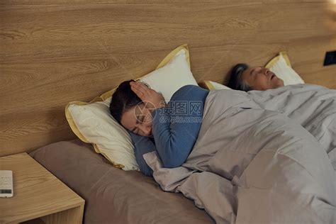 丈夫睡觉打呼生气的妻子高清图片下载-正版图片502354416-摄图网