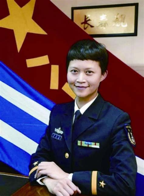 让撒贝宁心服口服：34岁才入伍的中国第一位女实习舰长_新浪图片