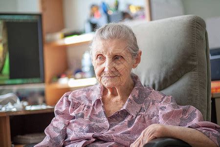 老年妇女与其成年高清图片下载-正版图片505220250-摄图网
