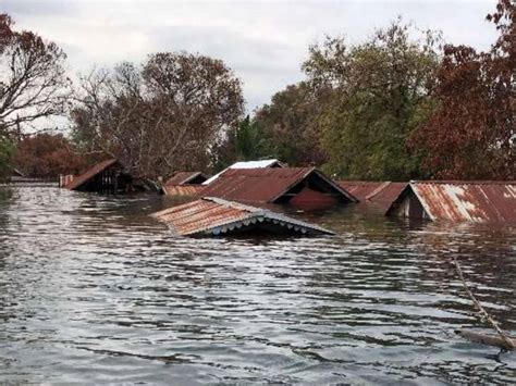 由于洪水而被淹的村庄的景色高清图片下载-正版图片503714176-摄图网