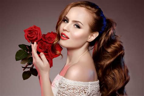 拿着玫瑰花的女模特图片-拿着玫瑰花的美丽女模特素材-高清图片-摄影照片-寻图免费打包下载