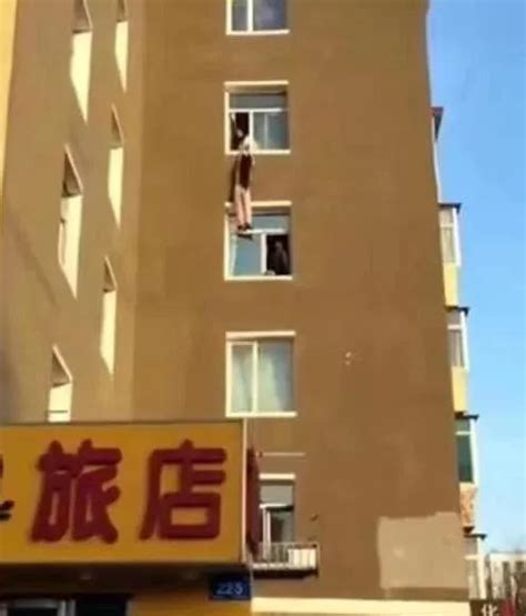 哈尔滨一长发女子身穿睡衣从五楼坠落 事发时有人拉她_手机新浪网